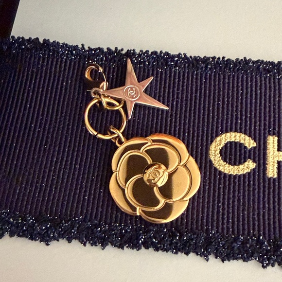 New CHANEL Limited Edition Camellia OR Star Charm on Clover 16” paperclip chain - Picture 5 of 12